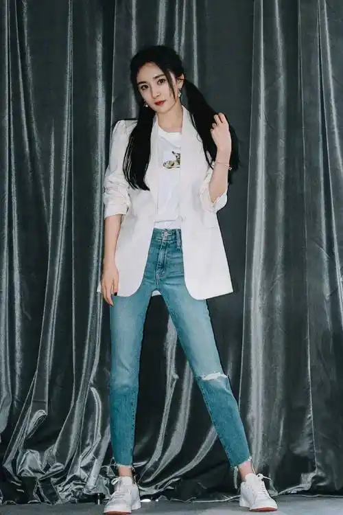 李嘉欣真当自己是不老女神,阿姨辈了还穿破洞裤扮潮,小粗腿尴尬了