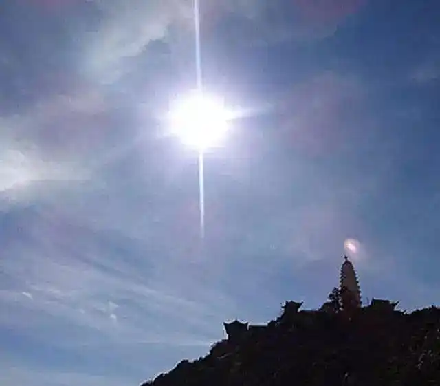 鸡足山金顶莲花状佛光