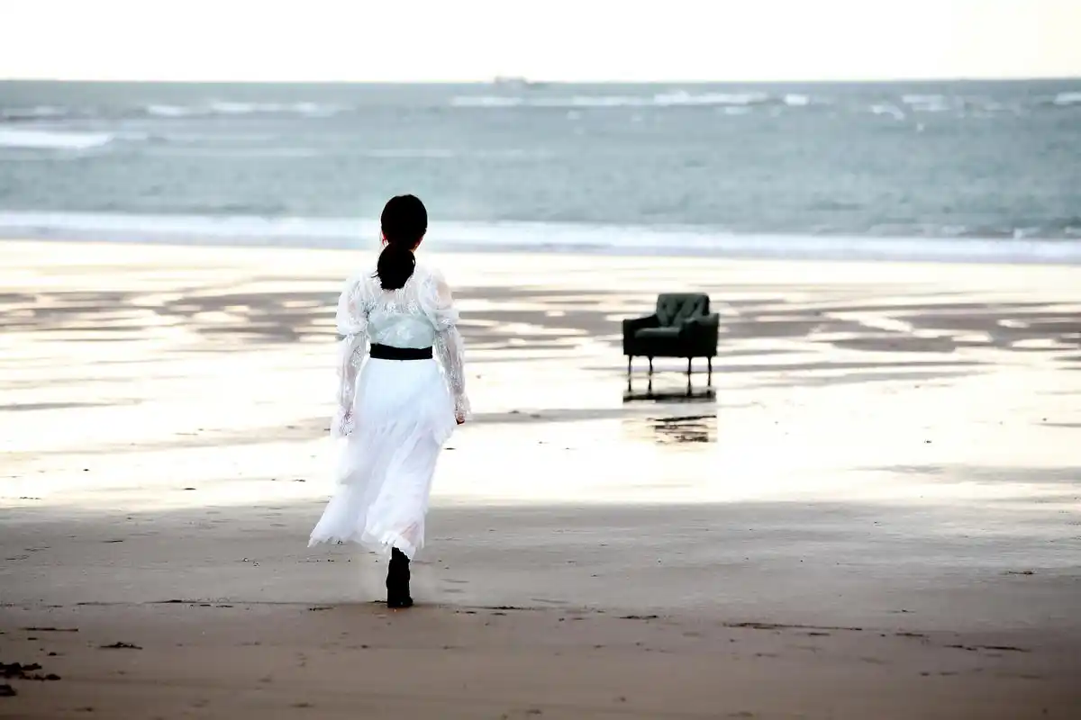 《岩石里的花》与宋柏纬牵手漫步沙滩 g.e.m. 穿高跟鞋狂奔