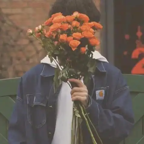 优质日系滤镜捧花男生头像