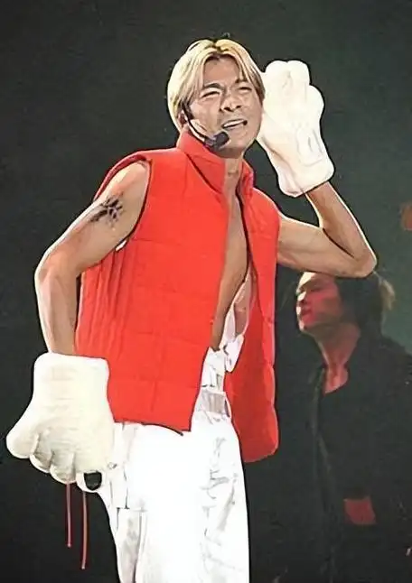 看懂刘德华8张反人类的演唱会造型才懂华晨宇底气来自哪里