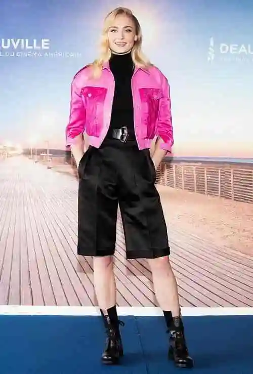 玫红色裤子配什么颜色上衣(玫红色搭配方案效果图推荐)