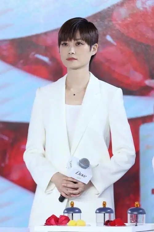 李宇春穿西服的样子好独特更有女人味了生图看着挺美的