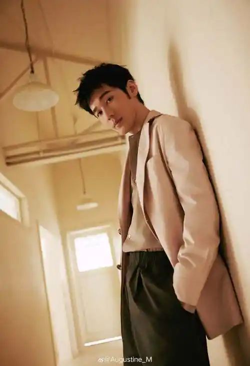 白宇看秀生图##白宇惬意休闲风造型看秀