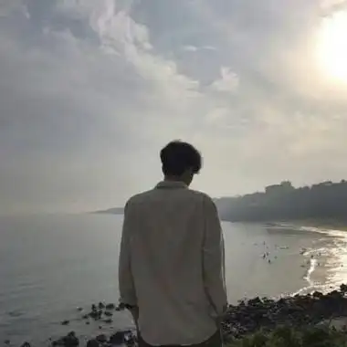 2022男生显气质高级海边背影头像高级纯欲撩人的男生不露脸背影