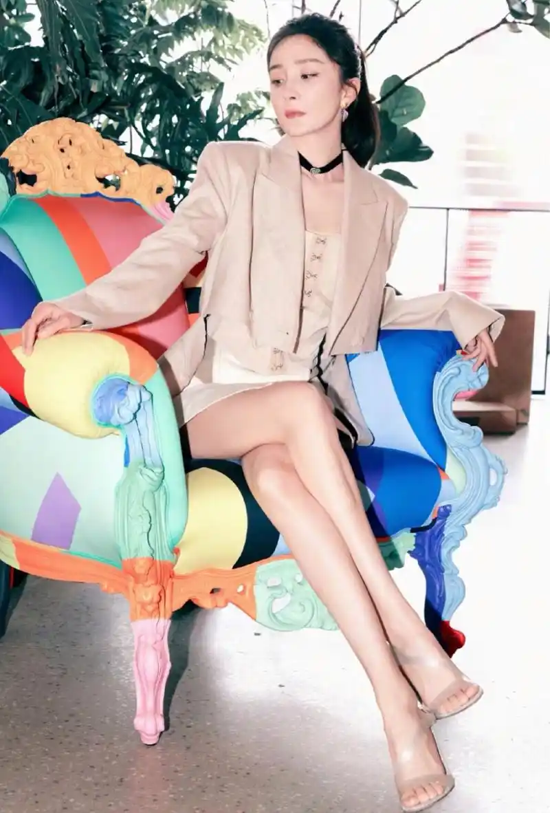 杨幂的短裙透明高跟,真的太有杀伤力了 上身米色小西装,下身白色短裙