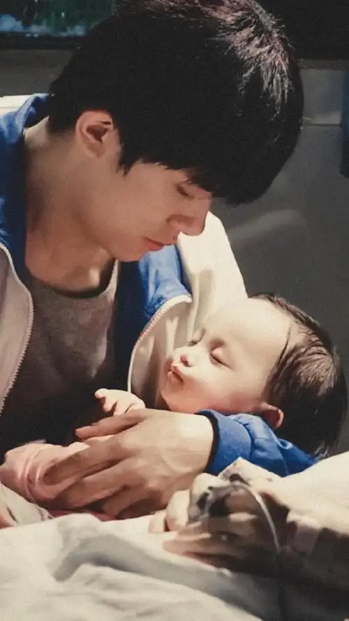 最后是易烊千玺抱娃,很多网友都表示他真的是蛮熟练的,从易烊千玺抱娃