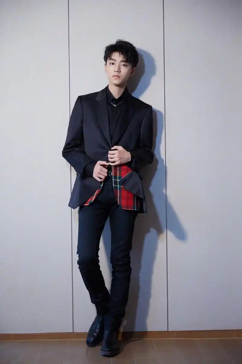 王俊凯身穿帅气西装的舞台凯,浑身都闪耀着光芒,认真对待每一次舞台