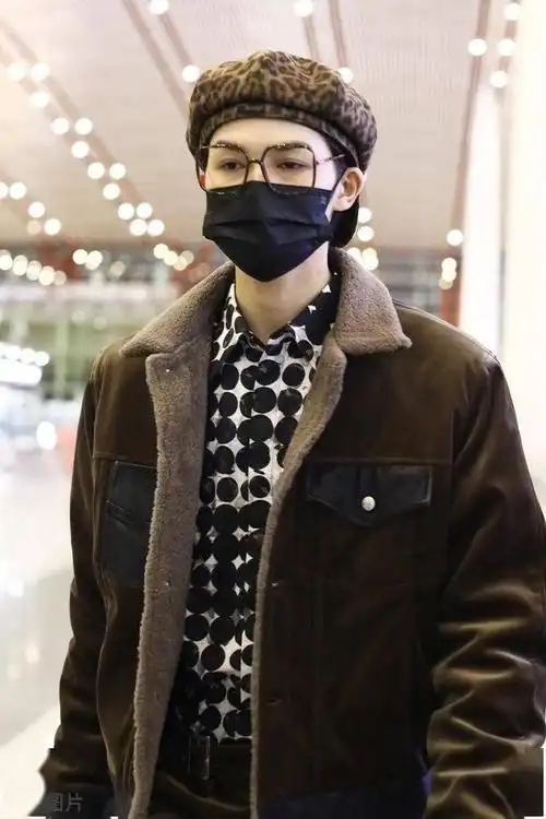 朱正廷一袭咖啡色套装现身机场,头戴豹纹帽精致型男范