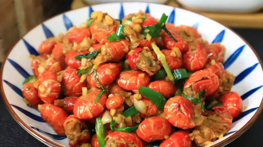 主要食材:虾尾,大蒜,青椒,红椒1,虾尾不用解冻,直接倒入锅中,然后加入