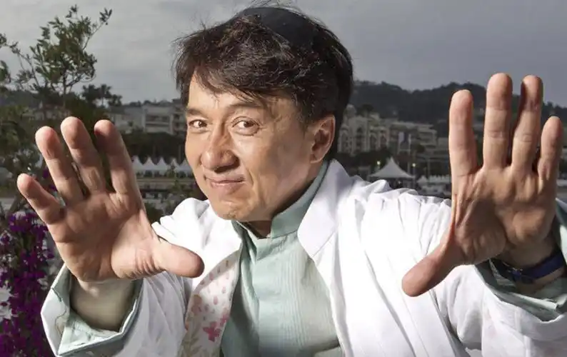 成龙光速衰老一个月前没这么老啊网友猜想让人后背发凉