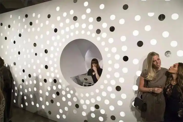 如何用一堵墙吸引客流看完这些黑科技互动墙就知道了