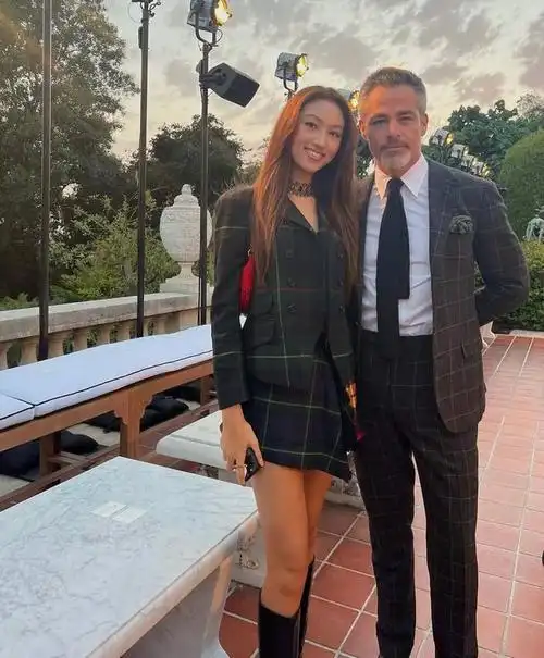 任达华18岁的千金出席一场时尚秀,身高180还身著超凡脱俗的裙子