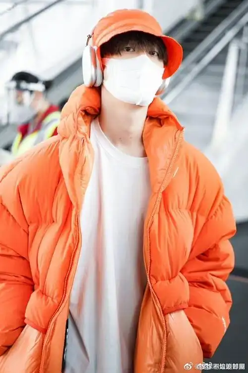 范丞丞跨年晚会出发机场路透