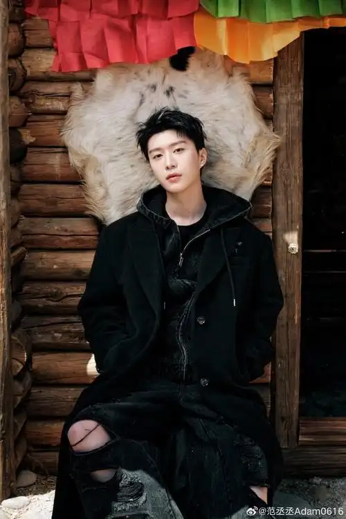 范丞丞白色挑染#谁给范丞丞做的发型简直太帅了吧!给老师加鸡腿!