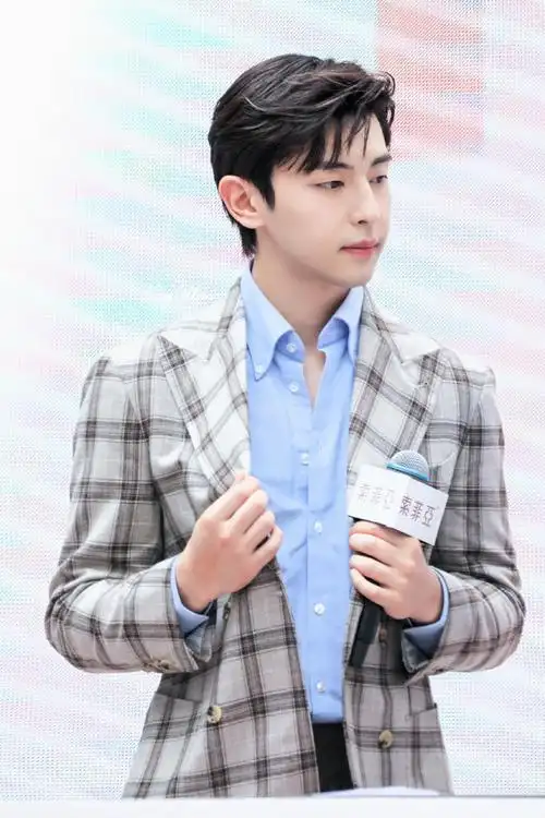 邓伦#223298836 穿西装很帅,但是也很热啊,下次不要见外啊