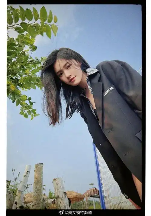 林允发日常照感谢粉丝陪伴 小西装格子衬衣乖巧甜美