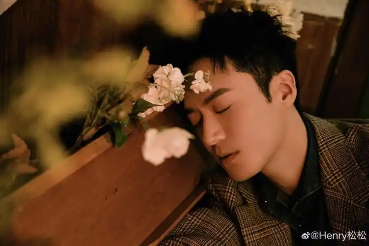 茅子俊  一个成熟的茅子俊应该学会自己发微博而不是让摄影师发