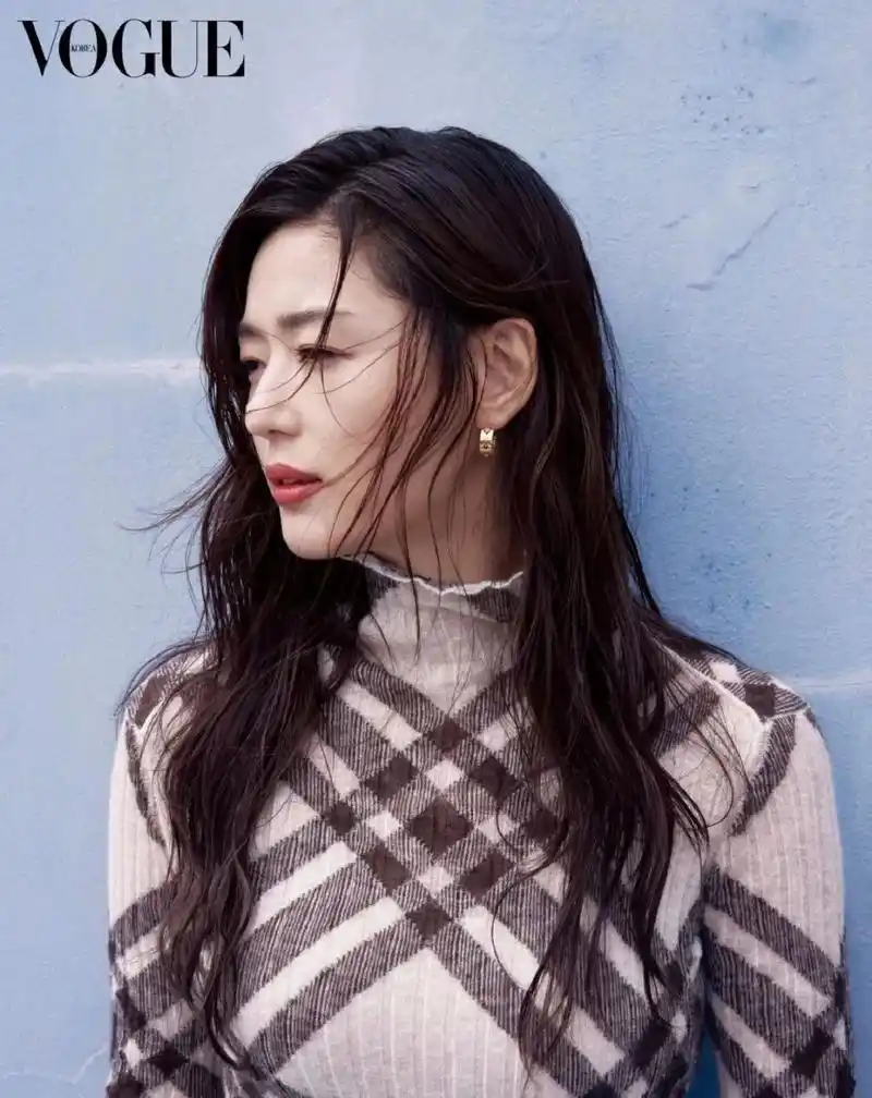 全智贤以穿越时尚的全套 burberry 2023 年秋冬系列,再次在本土主流