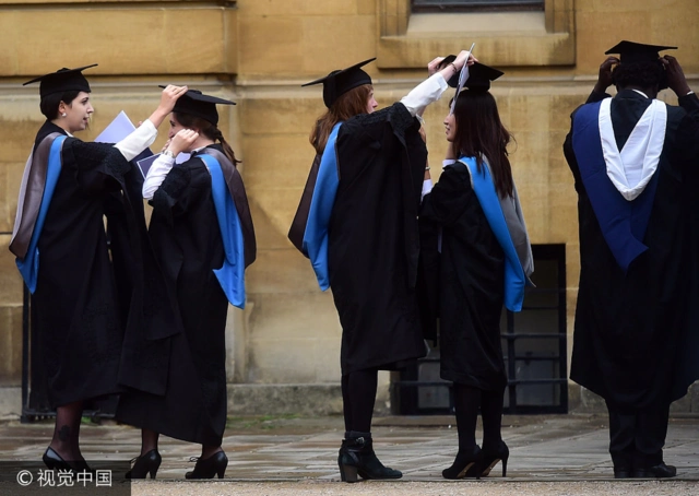 英国牛津大学毕业生拍毕业照满屏学霸风