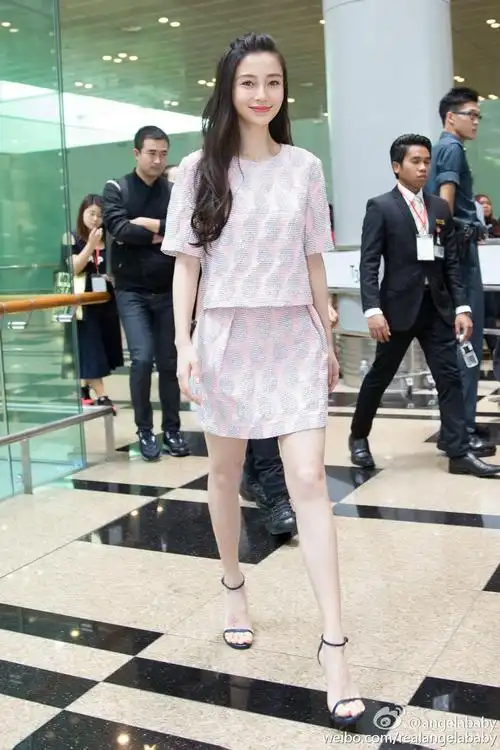 街拍女神高圆圆实力演绎,何为少女feel,一件牛仔外套 粉色纱裙,足以