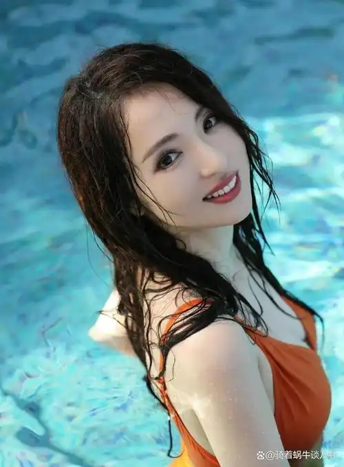 董璇穿橙色泳装身材真不错!谁能想到已经是一个孩子的妈妈了