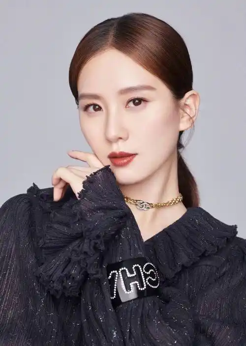 刘诗诗晒写真,穿黑色褶皱连衣裙出镜,配红唇低马尾气质好优雅_的设计