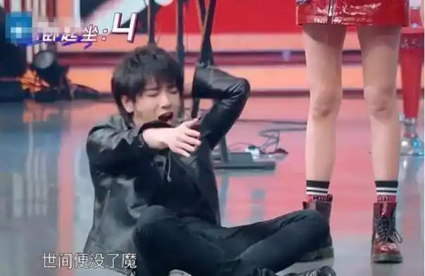 华晨宇节目中躺下时忘记一旁关晓彤穿的是短裙避嫌动作圈粉了