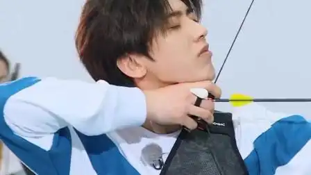 蔡徐坤障碍射箭成绩惊人!这一箭简直射进迷妹的心里