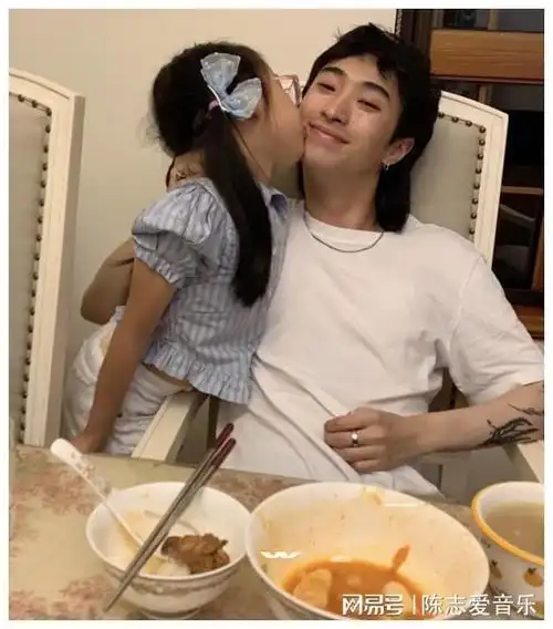 伊能静22岁儿子再穿女装,青春时尚又火辣,五官秀气比女生还美