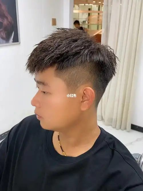 摩根烫发男生发型