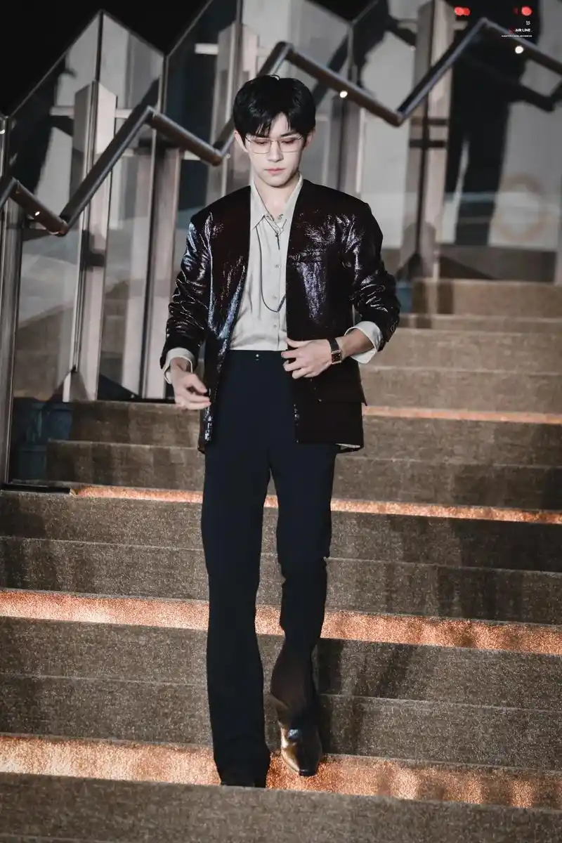 易烊千玺皮衣造型 #易烊千玺眼镜杀 感恩你的温暖,让生活有 - 抖音