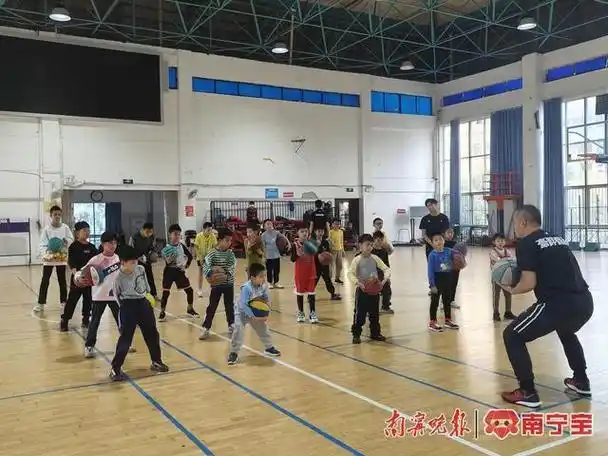 南宁举办公益体育培训班200多名青少年在场馆里尽情奔跑