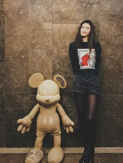 何穗长靴 黑丝 短裤,性感又有范,真是满屏的大长腿