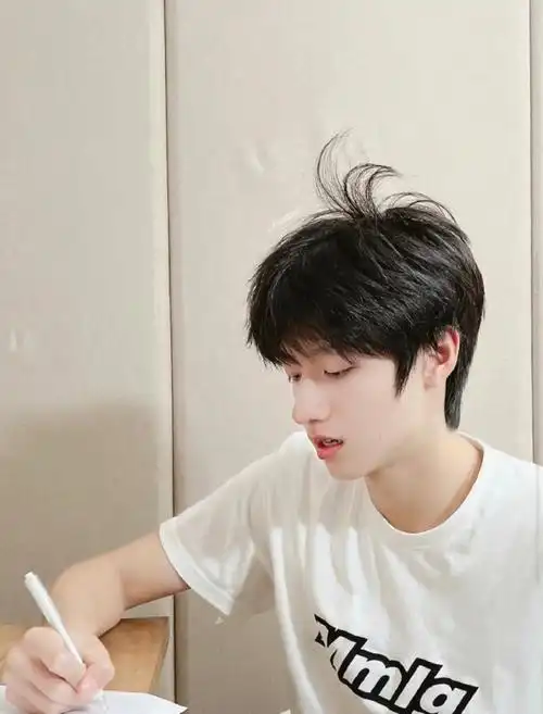 好帅气呆毛太可爱了哈哈@tf家族-朱志鑫