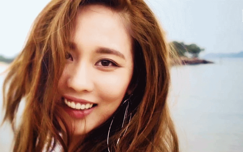 万茜,沈梦辰和王霏霏对镜头亲密自拍,感情