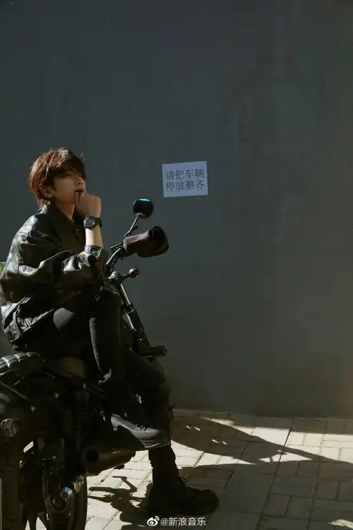 蔡徐坤秋日青空机车大片##蔡徐坤深秋野生感大片