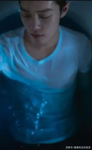 浴缸美男图,肖战很少有直接露腹肌身材的图,但这种湿身的若隐若现依旧