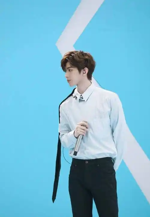 蔡徐坤最新写真照,穿蓝色衬衫配条纹大衣,撞色复古风领结好抢镜_休闲