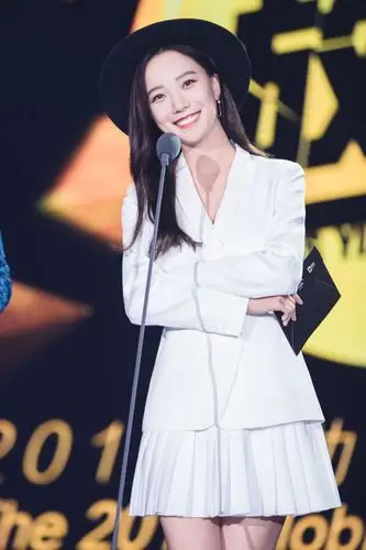 王珞丹获奖大秀美腿 与甜馨爸现场大飙"逗比"演技