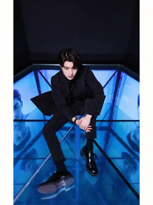 蔡徐坤西装皮鞋黑袜