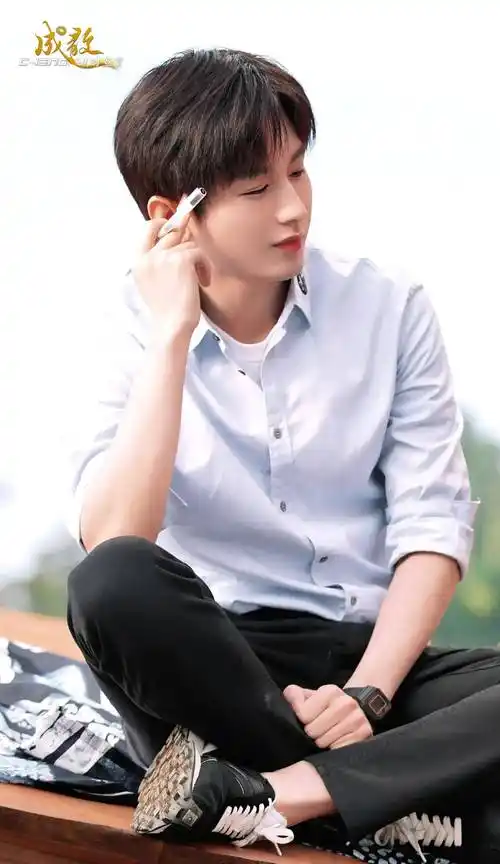 内娱男明星白衬衫大赏,鹿晗矜贵成毅清爽罗云熙清冷陈星旭男菩萨_造型