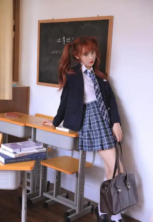 简介:宋昕冉美腿丝袜性感制服写真,分享一组宋昕冉图片给大家,图中的