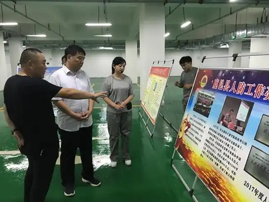 河南滚动  在县人防办主任梁鹿林和人防办相关工作人员的陪同下