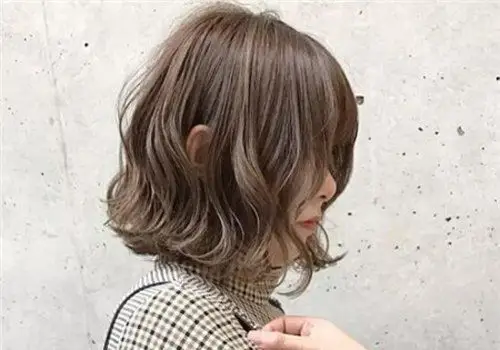 现在女生做个短发还要满头烫是几个意思 女生短发烫满头卷图片亮了