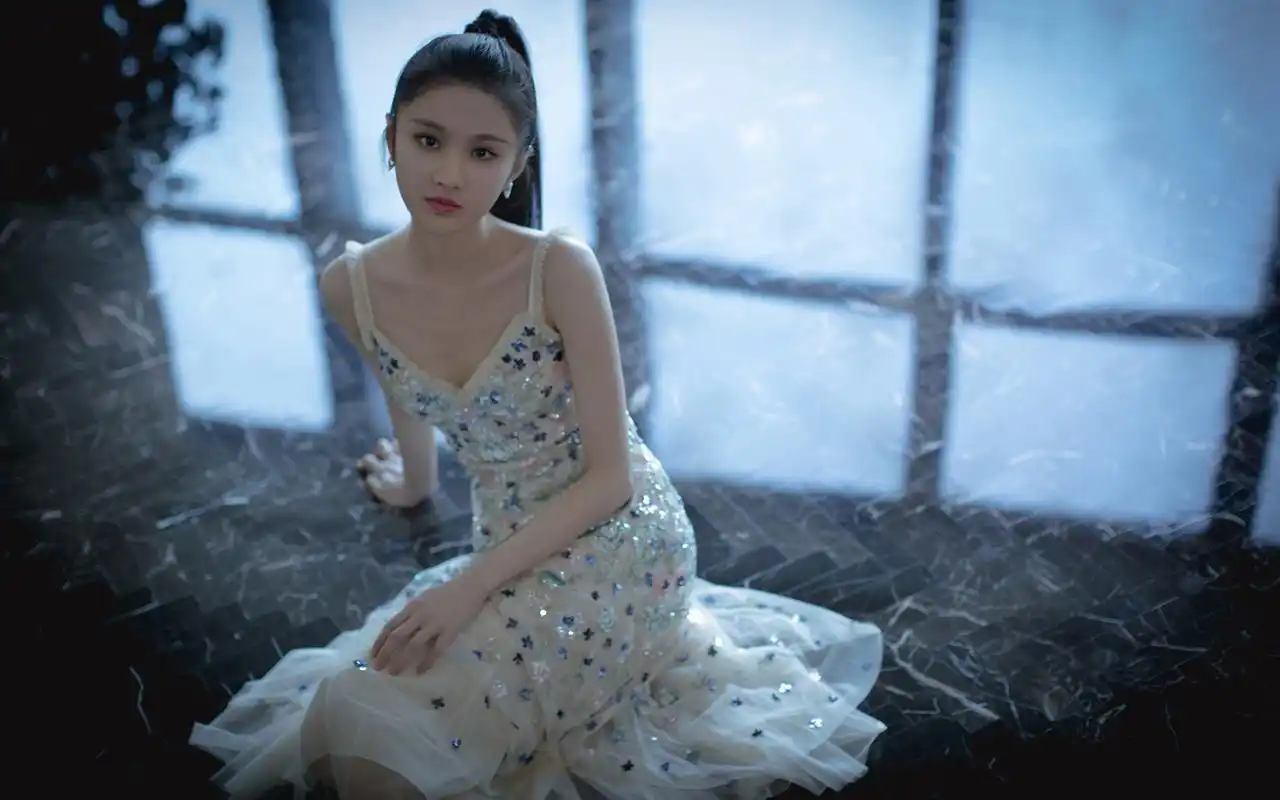 张慧雯烟花吊带裙高清桌面壁纸