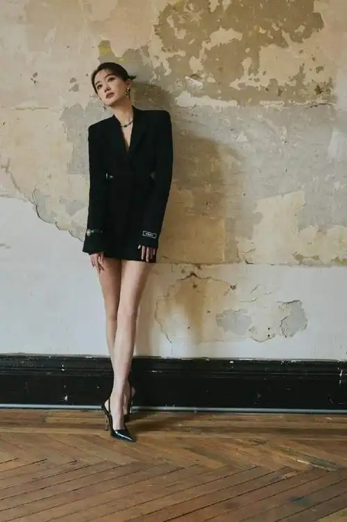 张小斐黑色西装镂空短裙造型搭配挽起的头发精致又干练!