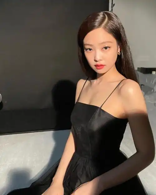 jennie 金珍妮 红唇妮妮是坠吊(3079637930) blackpink