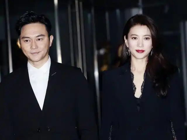 张智霖和袁咏仪就是这样的神仙眷侣,相依相伴二十多年,不顾外界纷纷