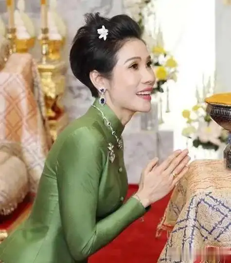 诗妮娜贵妃也曾青春靓丽,如清新的风,为争宠沉迷整容面目扭曲